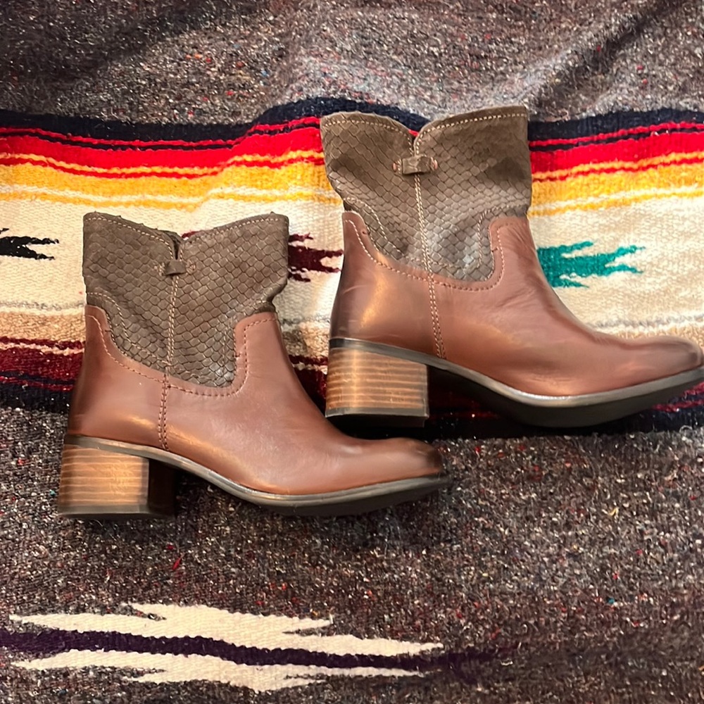 DibaTrue brown booties size 7.5 *like new*